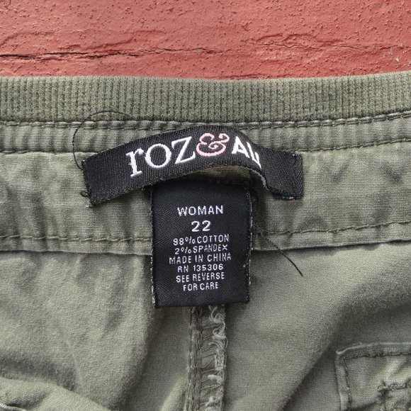 Roz & Ali military Green Cargo style womens shorts, Drawstring top, 22W~… - Picture 3 of 6
